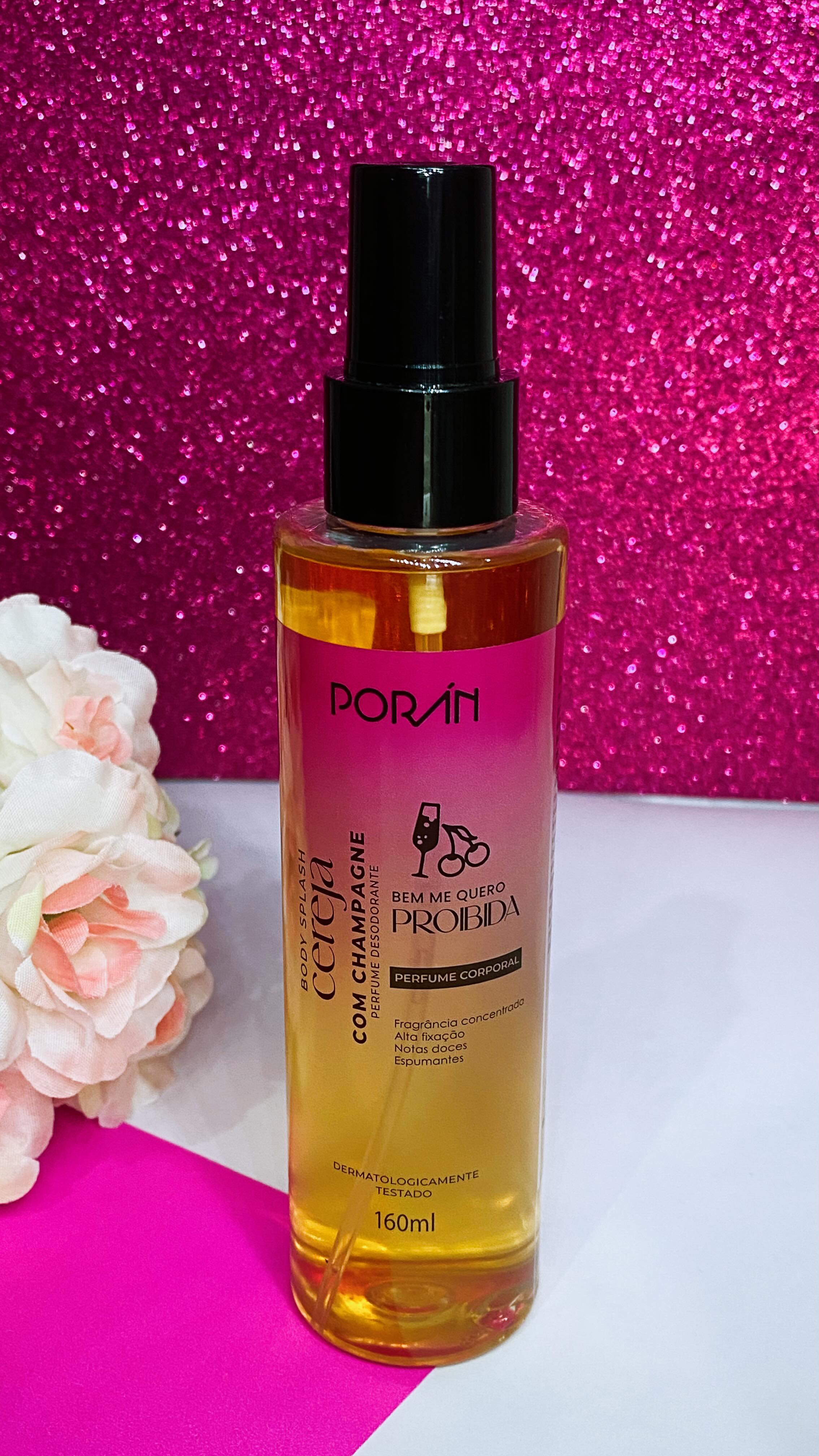 Body splash sobre fundo rosa com glitter